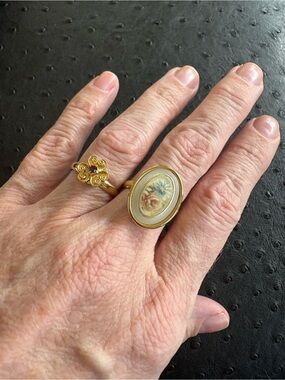 Set of 2 rings made from vintage clip earrings. Size adjustable.